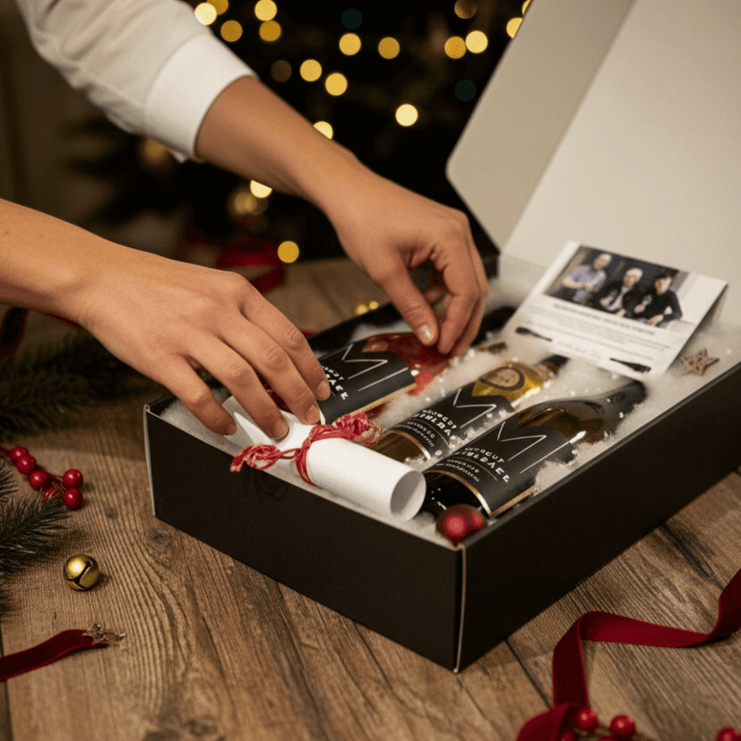 3er Festtags-Genusspaket mit Flaschen, dekoriert für die Weihnachtszeit.